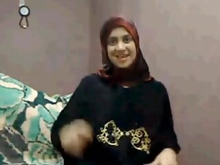 Hijab arabe fille joue cums lactate sur cam